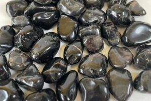 Descubre el nombre de la piedra energética de color oscuro descubre-el-nombre-de-la-piedra-energetica-de-color-oscuro