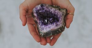 Descubre el simbolismo de la piedra de cuarzo amatista descubre-el-simbolismo-de-la-piedra-de-cuarzo-amatista