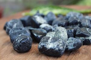 descubre-la-naturaleza-de-la-turmalina-una-piedra-de-proteccion-esencial