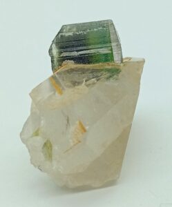 descubre-todo-sobre-la-turmalina-verde