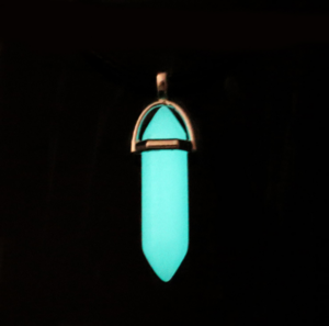 el-significado-de-la-gema-azul-en-el-collar