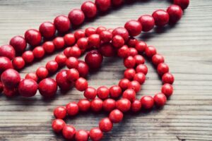 el-significado-de-la-gema-roja-en-un-collar-de-proteccion