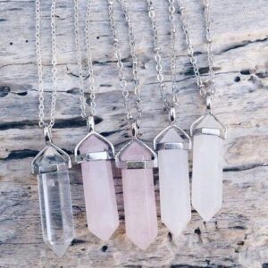 el-significado-de-la-piedra-de-color-blanco-en-un-collar