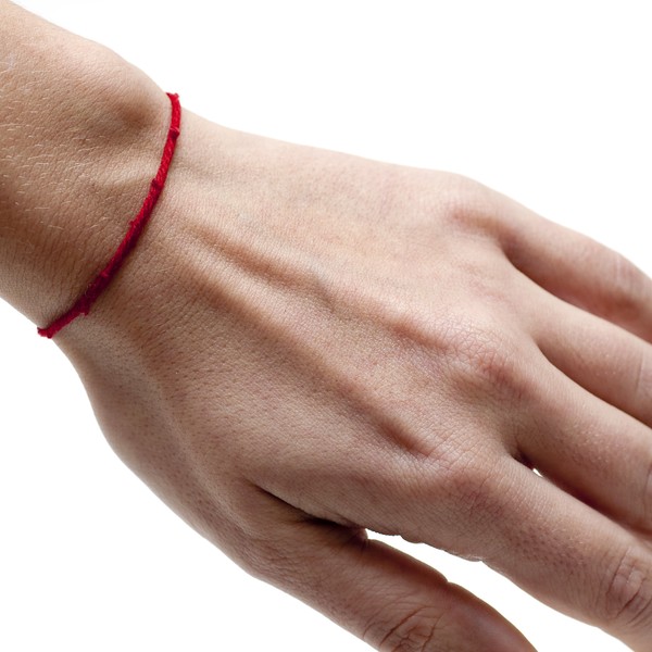 El significado de portar una pulsera roja en la muñeca izquierda El significado de portar una pulsera roja en la muñeca izquierda