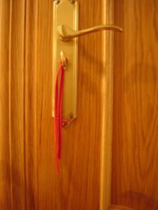El significado de una cinta roja en la entrada el-significado-de-una-cinta-roja-en-la-entrada
