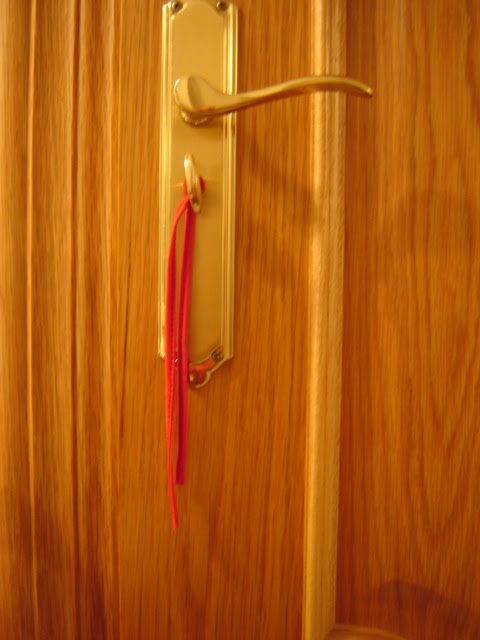 El significado de una cinta roja en la entrada El significado de una cinta roja en la entrada