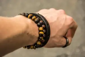 el-significado-del-collar-de-cuarzo-ojo-de-tigre-en-la-proteccion-de-piedras