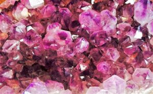 El simbolismo de la turmalina rosa: descubre su significado el-simbolismo-de-la-turmalina-rosa-descubre-su-significado